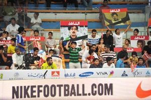 الجمهور رفع لافتات المرحوم سمير سعيد
