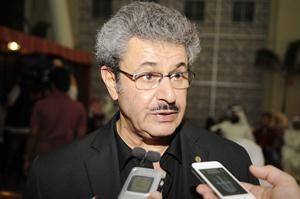 ممجبل المطوع متحدثا للصحافيين

