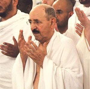 صاحب السمو الامير الشيخ صباح الاحمد متضرعا الى الله بالدعاء﻿