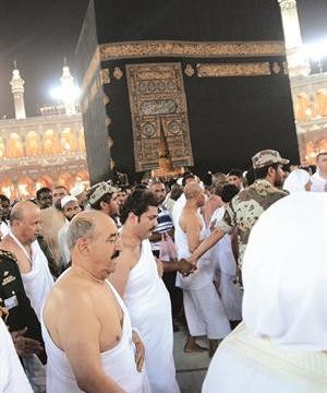 صاحب السمو الامير الشيخ صباح الاحمد والوفد المرافق اثناء الطواف﻿