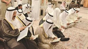 صاحب السمو الامير الشيخ صباح الاحمد والوفد المرافق يقراون ايات من الذكر الحكيم بانتظار الصلاة في مسجد الرسول صلى الله عليه وسلم﻿
