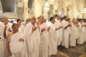 صاحب السمو الامير الشيخ صباح الاحمد والوفد المرافق له يبتهلون الى الله بالدعاء﻿