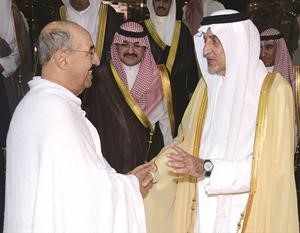 صاحب السمو الامير الشيخ صباح الاحمد مصافحا صاحب السمو الملكي الامير خالد بن فيصل بن عبدالعزيز﻿