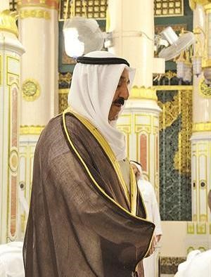 صاحب السمو يؤدي الصلاة في مسجد الرسول صلى الله عليه وسلم﻿