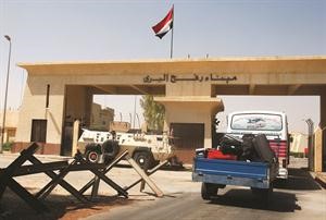 مرور حافلات الى الجانب الفلسطيني عبر معبر رفح بعد فتحه افپ