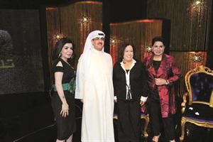 الشيخ فهد المبارك يتوسط القديرتين حياة الفهد وسعاد عبدالله والاعلامية منيرة عاشور﻿