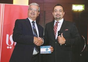 احمد العجوز يتسلم تذكرة طيران الجزيرة من مجذوب﻿
