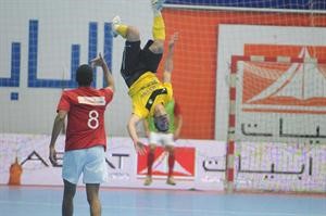 احد اللاعبين يحتفل على طريقته الخاصة
