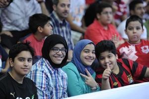 صغار السن يتابعون مباريات الدورة