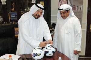 الشيخ دطلال الفهد يوقع على احدى الكرات
