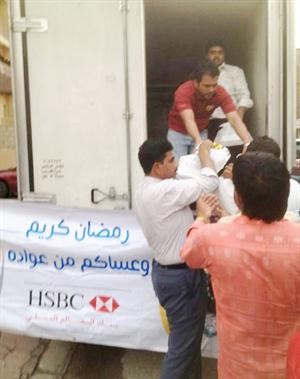 متطوعو البنك خلال توزيع وجبات الافطار اليومية
