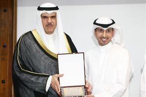 الشيخ سلمان الحمود الصباح يسلم درع تكريم المتحد لعبد الوهاب البابطين ممثلا للبنك﻿