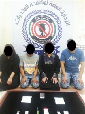 المتهمون الاربعة وامامهم المضبوطات﻿