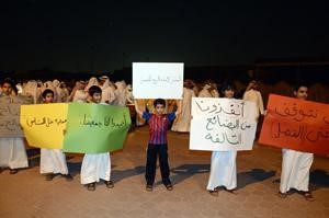 لافتات حملها عدد من ابناء المنطقة﻿