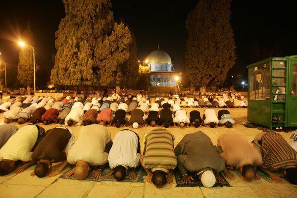 أكثر من 400 ألف مصلّ يحيون ليلة السابع والعشرين من رمضان في المسجد الأقصى