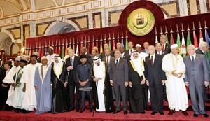 صورة تذكارية للقادة والزعماء المشاركين في قمة مكة الاسلامية	 اب﻿