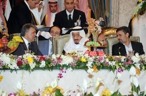 ولي العهد السعودي صاحب السمو الملكي الامير سلمان بن عبدالعزيز متوسطا الرئيسين عبدالله غول ومحمود احمدي نجاد على مادبة السحور 	 واس﻿