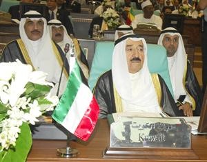 صاحب السمو مترئسا وفد الكويت في القمة ويبدو الشيخ صباح الخالد ود نايف الحجرف وخالد الجارالله﻿