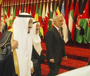 صاحب السمو الامير في حديث باسم مع ولي العهد السعودي الامير سلمان بن عبدالعزيز ﻿