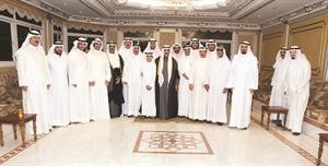 سمو الشيخ ناصر المحمد مع ابناء عباس المناور وعدد من رواد ديوان المناور﻿
