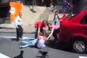 بالفيديو.. كيف تصرفت زوجة اكتشفت خيانة زوجها مع رفيقاته
