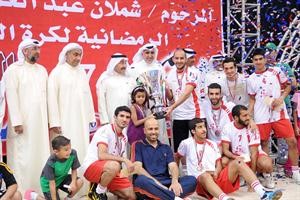 ياسين الحساوي يقدم الكاس الى فريق الجميل