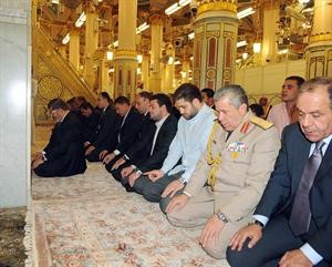 الرئيس المصري محمد مرسييؤم الوفد المرافق له الى السعودية في الروضة المشرفة في المسجد النبوي امس الاول رويترز