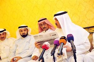 النائب مسلم البراك يقرا ما كتب في الانباء امس توضيحا للواقعة