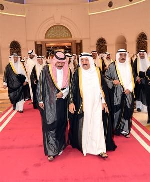صاحب السمو الامير الشيخ صباح الاحمد لدى وصوله وفي استقباله سمو ولي العهد الشيخ نواف الاحمد وكبار الشيوخ﻿