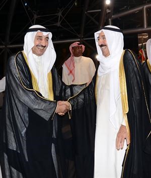 صاحب السمو مصافحا جاسم الخرافي﻿