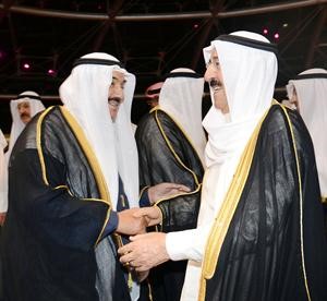 سمو الامير مصافحا سمو الشيخ ناصر المحمد﻿