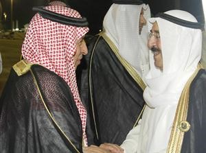 صاحب السمو مصافحا دعبدالعزيز الفايز قبيل مغادرة سموه مطار جدة﻿