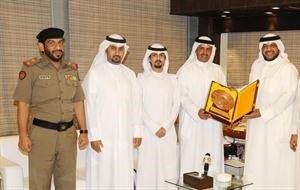 الشيخ احمد المنصور مكرما الرامي فهيد الديحاني﻿