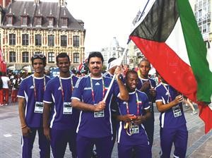 علي الهاجري يحمل علم الكويت في بطولة العالم لالعاب القوى في فرنسا
