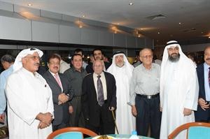 رئيس الجالية متوسطا بعض الحضور
