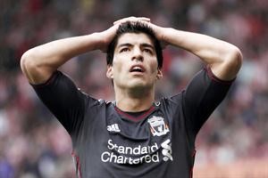 مهاجم ليفربول لويس سواريز يسعى مع زملائه لتجاوز كبوة الموسم الماضي في الدوري

