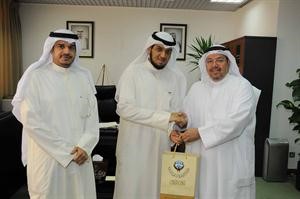 دعادل الفلاح مكرما الشاب صالح العبيد بحضور مهدي براك
