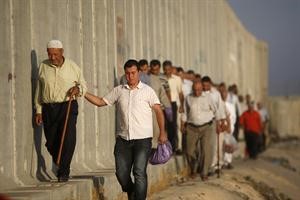 فلسطينيون خلال توجههم لاداء صلاة اخر جمعة من رمضان في المسجد الاقصى المبارك 	اپ﻿
