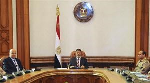 الرئيس مرسي متوسطا نائبه محمود مكي ووزير الدفاع عبدالفتاح السيسي خلال لقائه بالمجلس الاستشاري للقوات المسلحة