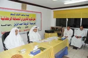 اللجنة خلال اختبارها احد المتسابقين
