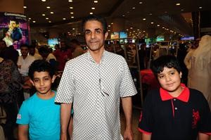 عبدالله نايف وولداه اثناء عودتهم﻿