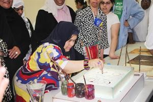 الاطفال يساهمون بانفسهم في رسم اللوحات الاسلامية﻿