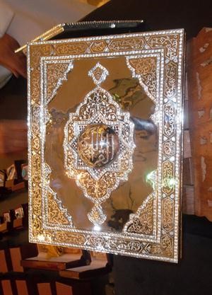 اصغر مصحف في العالم محفور على الفضة ومرصع بالالماس﻿