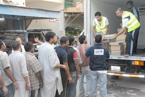 فريق العلاقات العامة خلال توزيع وجبات الافطار على الصائمين