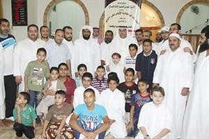 الشيخ فيصل الحمود متوسطا الفائزين ولجنة الاختيار﻿