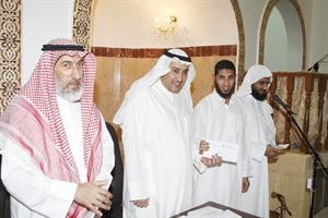 الشيخ فيصل الحمود مكرما احد الحفظة﻿