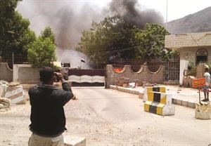 سحب الدخان تتصاعد جراء القصف على الامن السياسي في عدن 	رويترز﻿
