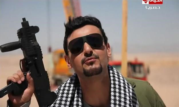بالفيديو .. هاني رمزي يرشق رامز جلال بالحجارة بعد اختطافه 
