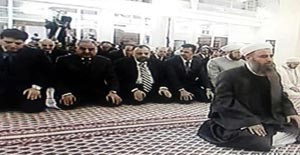 بالفيديو.. الرئيس السوري بشار الأسد يُسلِم قبل الإمام في صلاة العيد