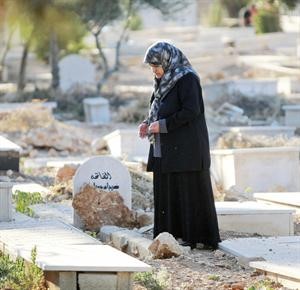 فلسطينية تزور قبر عزيز فقدته﻿